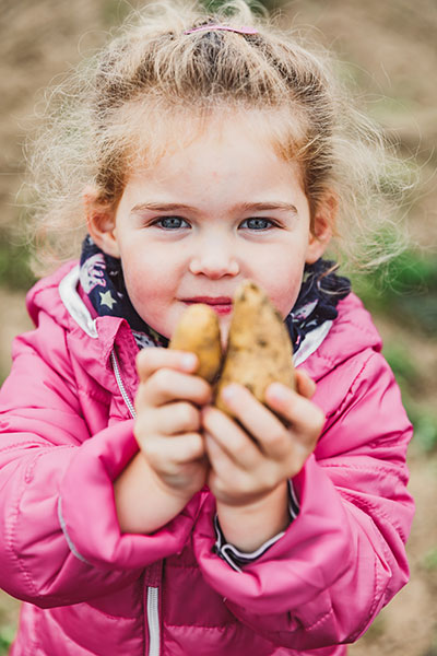Mädchen mit Kartoffeln